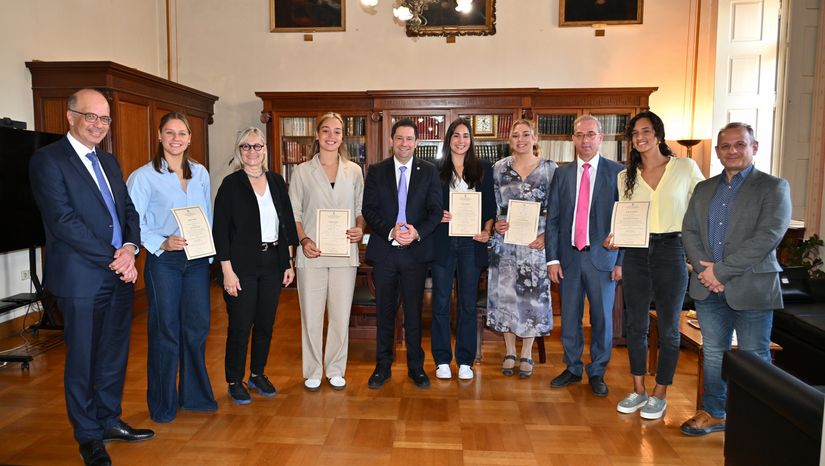 Βράβευση των Παγκόσμιων Πρωταθλητριών του Πόλο και φοιτητριών του Πανεπιστημίου Αθηνών από τον Πρύτανη Γεράσιμο Σιάσο